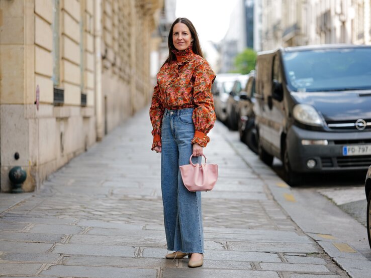 Streetstyle-Bild von Frau in heller Jeans und geblümter Bluse