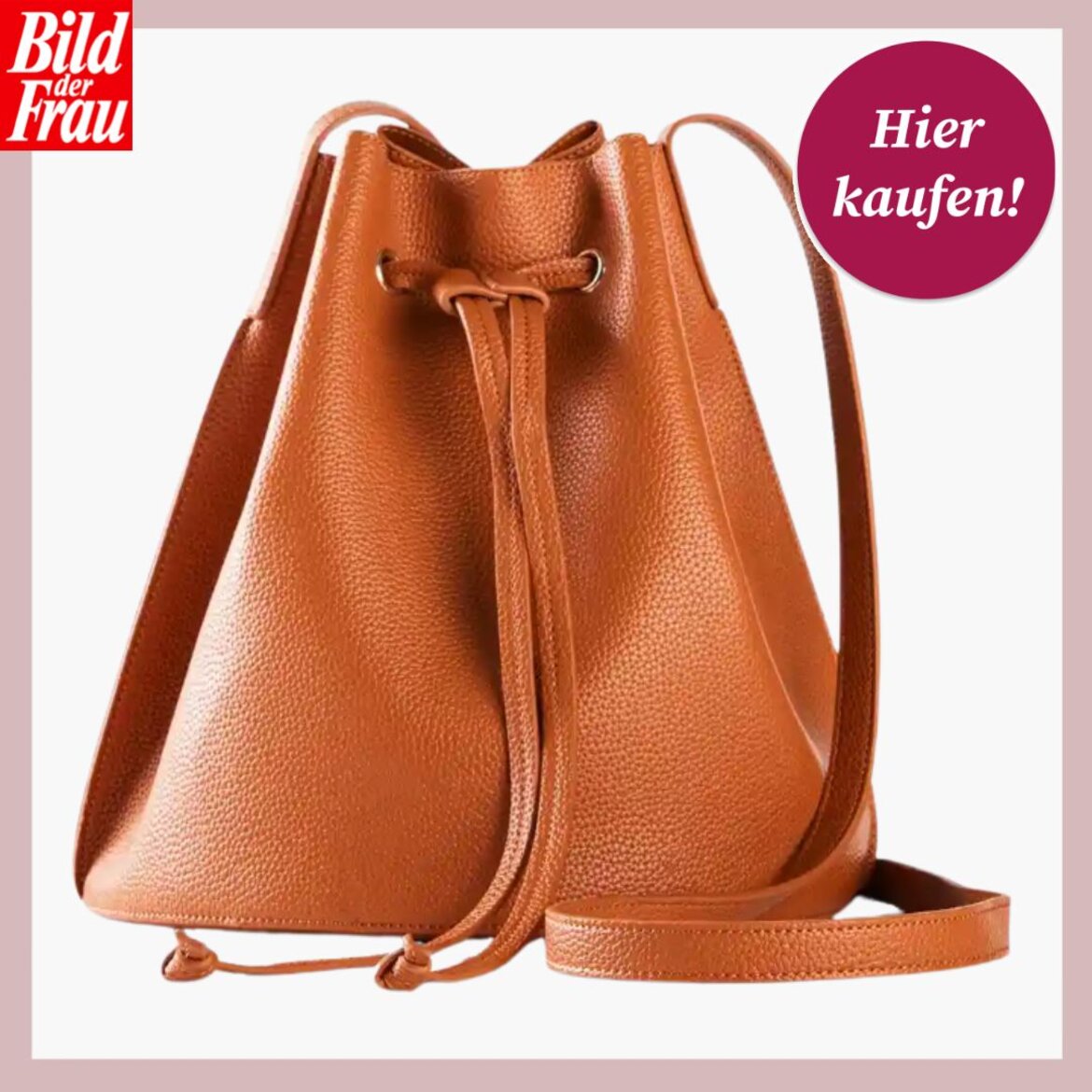 Elegante cognacfarbene Beuteltasche aus genarbtem Leder mit Kordelzug und langem Schulterriemen vor weißem Hintergrund. | © Bonprix