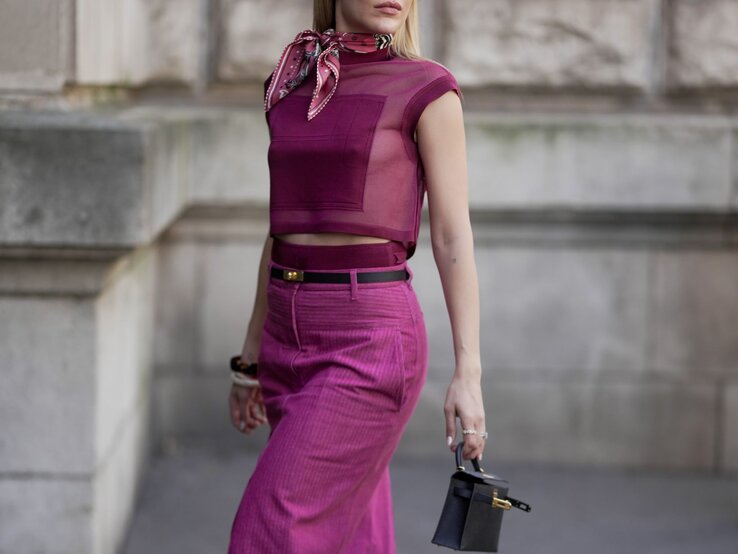 Allium Lila Trendfarbe Zu sehen ist ein Lila Sommeroutfit