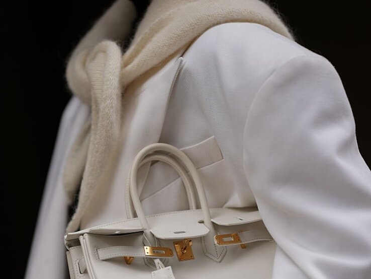 Sophie Scarf Zu sehen ist der Trendschal der Saison, der Sophie Scarf, in einem Cremeton