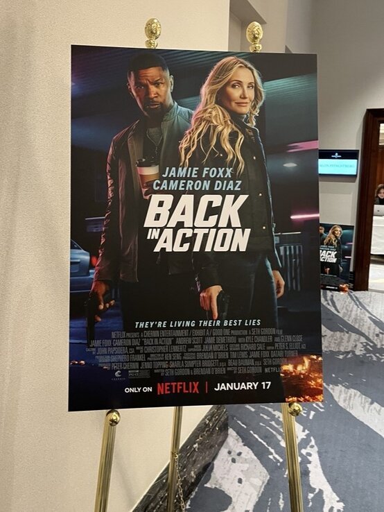 Poster mit den Schauspielern Jamie Foxx und Cameron Diaz, der Titel „Back in Action“ groß in Weiß, Netflix-Start am 17. Januar. | © Kaja Wundersitz/ BILD der FRAU