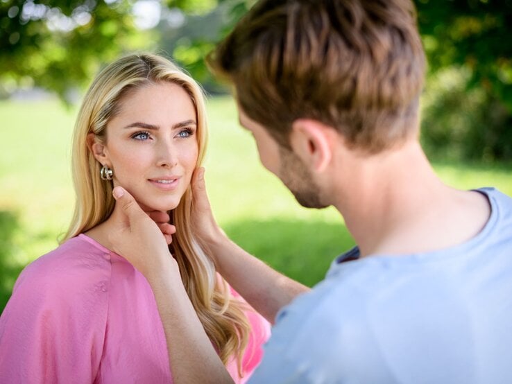 Ein junger Mann (Elias Reichert) in hellblauem Shirt hält sanft das Gesicht einer blonden Frau (Viven Wulf) in rosa Bluse, die ihn mit einem Lächeln ansieht. | © ARD/WDR/Christof Arnol