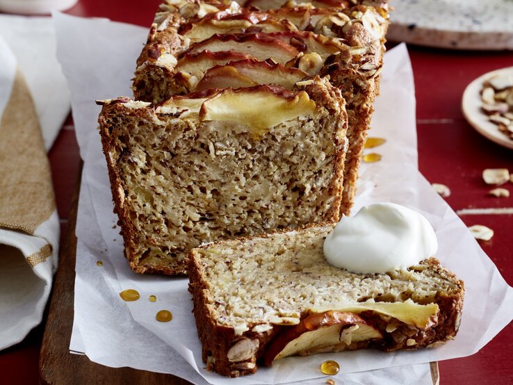 Apfel-Hafer-Kuchen auf weißem Backpapier auf rotem Hintergrund. 