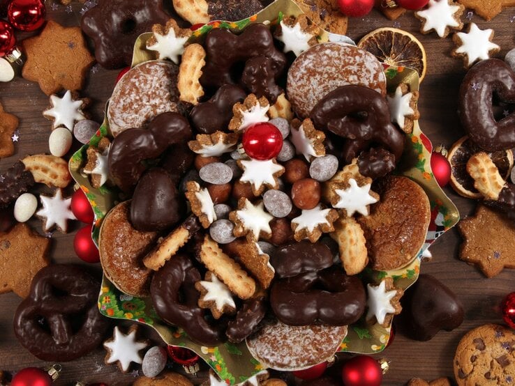 Draufsicht auf verschiedene Weihnachtsplätzchen.