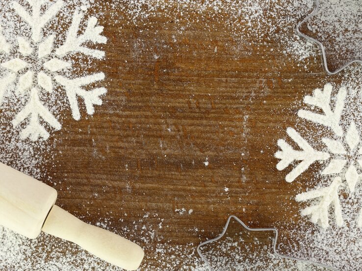 Holztisch mit weihnachtlicher Deko aus Mehl.  | © AdobeStock/viperagp